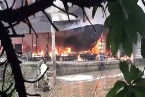 Cháy tàu dầu trên sông Tiền, một người tử vong