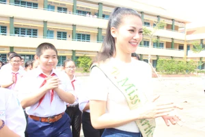 Hoa hậu Phương Khánh xúc động khi về thăm trường cũ 