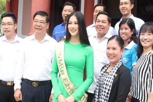 Hoa hậu Phương Khánh về thăm quê nhà Bến Tre