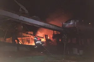 Cháy 2 tàu cá đang neo đậu trú bão số 9