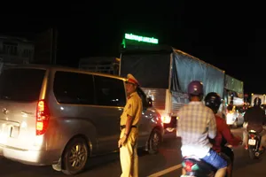 Quốc lộ 60 kẹt cứng, BOT cầu Rạch Miễu xả trạm một chiều