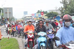 Kẹt xe ngày đầu năm, BOT Cầu Rạch Miễu tiếp tục xả trạm