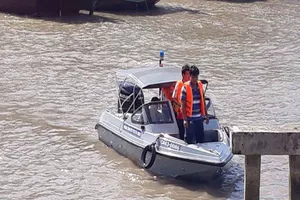 Chìm sà lan trên sông Tiền, 3 người mất tích