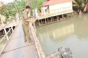 Sà lan 270 tấn làm lệch cầu sắt ở Bến Tre