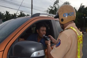 Bến Tre ra quân kiểm soát xe ô tô, xe tải từ 8 chỗ trở lên