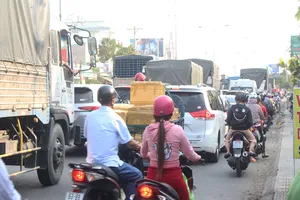 Quốc lộ 60, cầu Rạch Miễu liên tục bị ùn ứ