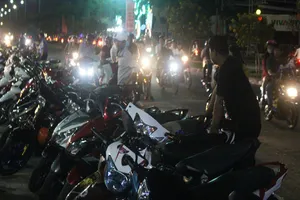 Quán ẩm thực ở Bến Tre 'hô biến' lòng đường thành bãi đậu xe