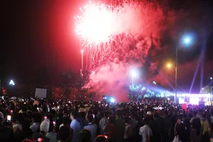 Biển người chật kín ngắm pháo hoa rực sáng đêm giao thừa