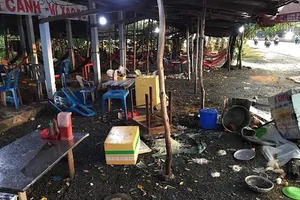 Quán bị tố 'chặt chém' bị đập phá tan tành