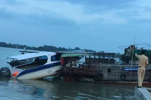 Ca nô du lịch tông trúng ghe gỗ, 1 người tử vong 