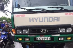 Xe tải nghi chở hàng lậu tông xe quản lý thị trường bỏ chạy