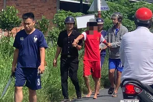 Thanh niên nghi ngáo đá xông vào UBND xã chặt rách lá cờ