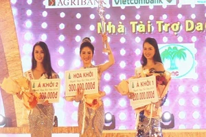 Bùi Kim Quyên đăng quang hoa khôi 'Người đẹp xứ dừa'