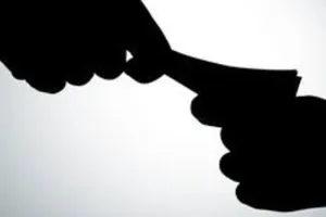 1 đại úy công an bị bắt quả tang nhận hối lộ