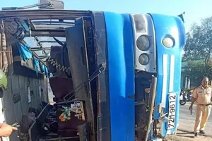 Xe chở công nhân lật làm chết 2 người, 11 người bị thương