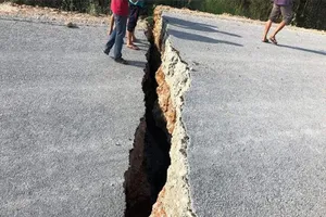 Đường 82 tỉ đồng sắp bàn giao bỗng nứt toác 