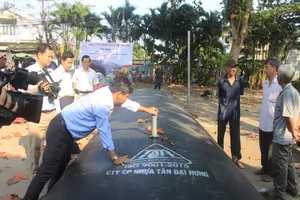 Dân miền Tây đối phó với hạn mặn bằng túi trữ nước khổng lồ