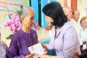 Phó Chủ tịch nước tặng quà tết tại Tiền Giang