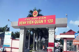 Cách ly 3 bác sĩ, 7 nhân viên sau khi khám 5 người Trung Quốc