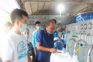 4,5 tỉ đồng lắp 13 máy lọc mặn miễn phí cho người dân ĐBSCL