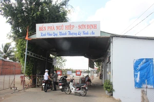 Gỡ bỏ lệnh 'bế quan tỏa cảng' tại bến phà Sơn Định - Ngũ Hiệp