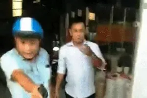 Bị nhóm thanh niên tấn công, thượng úy công an nổ súng