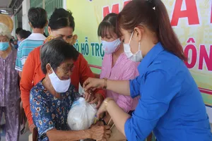 Bến Tre: Mỗi người được nhận 2 kg gạo kèm trứng gà từ máy ATM