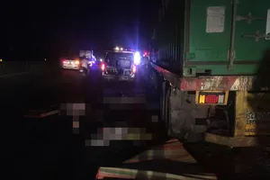 Tông vào container đang dừng, mẹ chồng và con dâu tử vong