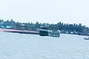 Chìm sà lan trên sông Tiền, 3 người thoát chết trong gang tấc