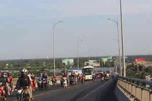 Quốc lộ 60 khu vực Rạch Miễu đông xe nhưng không ùn ứ kéo dài