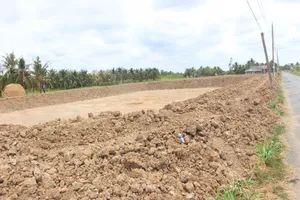 Bến Tre: 1 hộ dân đào ao trên đất lúa, đưa nước mặn vào