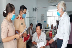 6 người trong đội mai táng bị ô tô tông thương vong