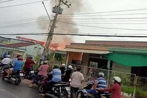 Cảnh sát mất 3 giờ mới dập được đám cháy cơ sở kinh doanh gỗ