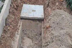 Đào hài cốt mẹ vợ của con nợ đem đốt vì không đòi được tiền