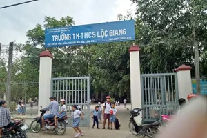 Phụ huynh xông vào trường đánh cô giáo bị phạt 2,5 triệu đồng