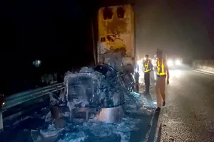 Xe đầu kéo cháy rụi trên cao tốc TP HCM – Trung Lương