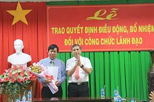 Chủ tịch UBND tỉnh Bến Tre trao quyết định bổ nhiệm cho ông Cao Minh Đức. Ảnh: ĐH