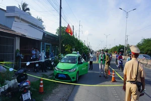 Tài xế lái taxi chở chất nghi ma túy và thuốc lắc