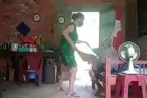 Bắt tạm giam người phụ nữ đánh đập, đổ chất bẩn lên đầu mẹ già