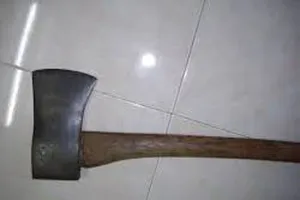 Chồng dùng búa tấn công vùng đầu của vợ vì không cho vào nhà