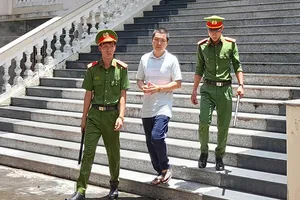 Đang xử cựu Điều tra viên về tội nhận hối lộ