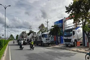 Đoàn xe bê tông 'khủng' dàn trận chiếm mặt đường QL60