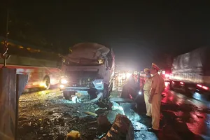 Xe khách tông dải phân cách, 20 người thương vong