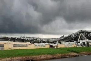  Lốc xoáy cuốn bay mái nhà xưởng gần 10.000m2 ở Tiền Giang