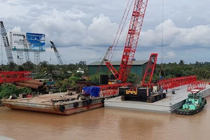 Di dời 2 sà lan 'khủng' khỏi hành lang bảo vệ cầu Rạch Miễu