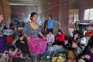 Chợ Lách gói 1.700 đòn bánh tét gửi bà con vùng lũ miền Trung