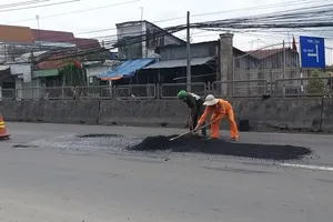 Khẩn trương dặm vá hư hỏng Quốc lộ 1 đoạn qua Tiền Giang