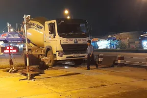 Lập biên bản xử lý 4 xe 'vua' chở bê tông quá tải