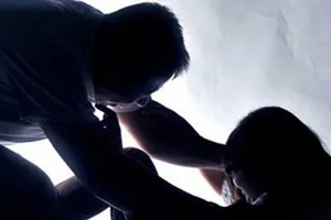 Bé gái 8 tuổi bị bảo vệ trường mẫu giáo xâm hại