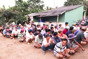 Đột nhập trường gà tại Tiền Giang, cảnh sát bắt giữ 69 người